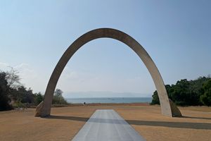 [Lee Ufan][0], _Porte vers l'infini_ (2010). Lee Ufan Museum, Benesse Art Site, Naoshima Island, Japan. Photo: Georges Armaos.


[0]: https://ocula.com/artists/lee-ufan/